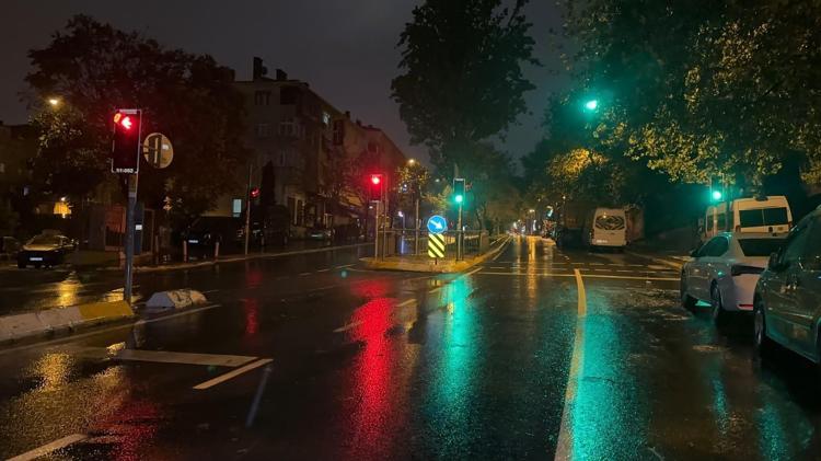 Eyüpsultan'da yağış sırasında yol çöktü