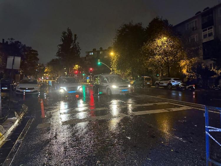 Eyüpsultan'da yağış sırasında yol çöktü