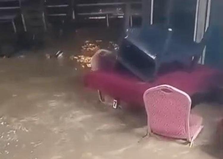 Yalova'da sel suları vatandaşı ve aracı sürükledi