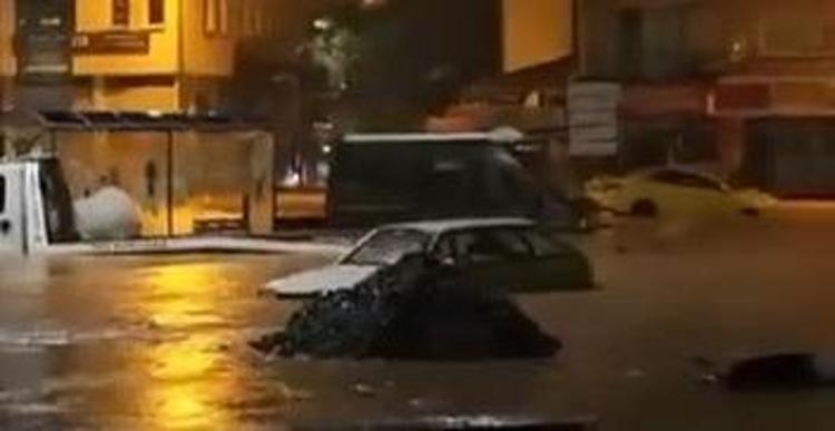 Yalova'da sel suları vatandaşı ve aracı sürükledi
