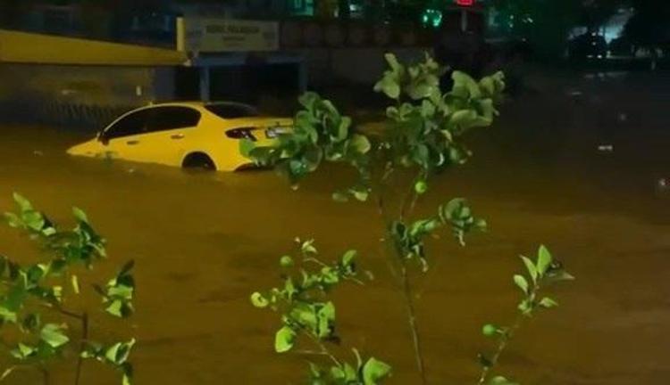 Yalova'da sel suları vatandaşı ve aracı sürükledi