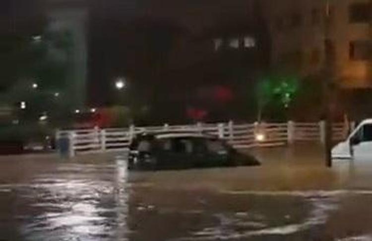 Yalova'da sel suları vatandaşı ve aracı sürükledi