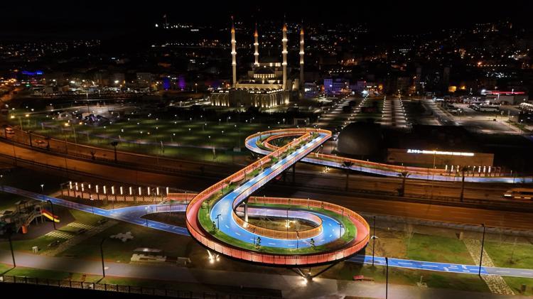Bakan Uraloğlu: Kara yolu ve demir yolu ağımız üzerinde 21 ekolojik köprü inşa ettik