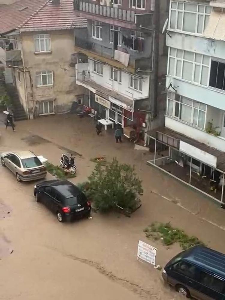 Zonguldak’ta cadde ve sokaklar göle döndü