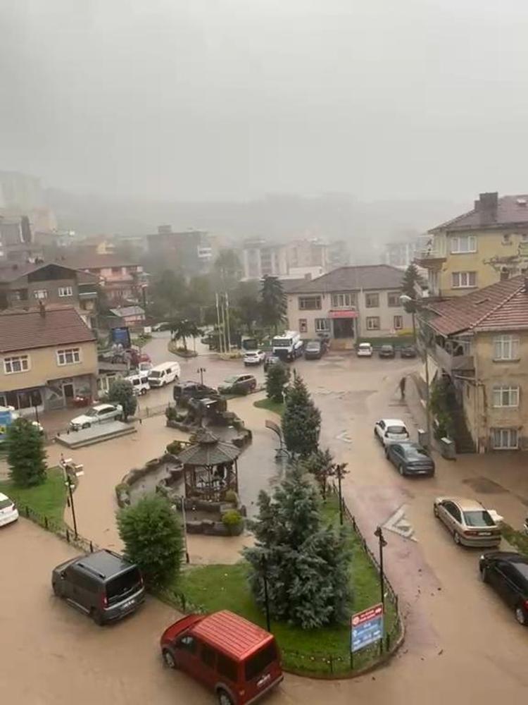 Zonguldak’ta cadde ve sokaklar göle döndü