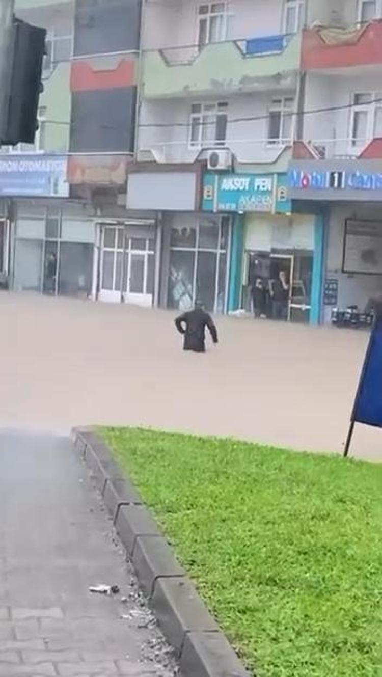 Zonguldak’ta cadde ve sokaklar göle döndü