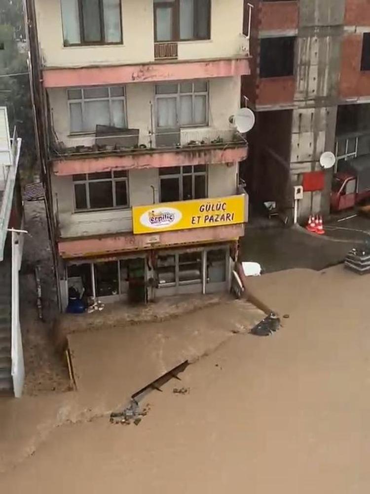 Zonguldak’ta cadde ve sokaklar göle döndü