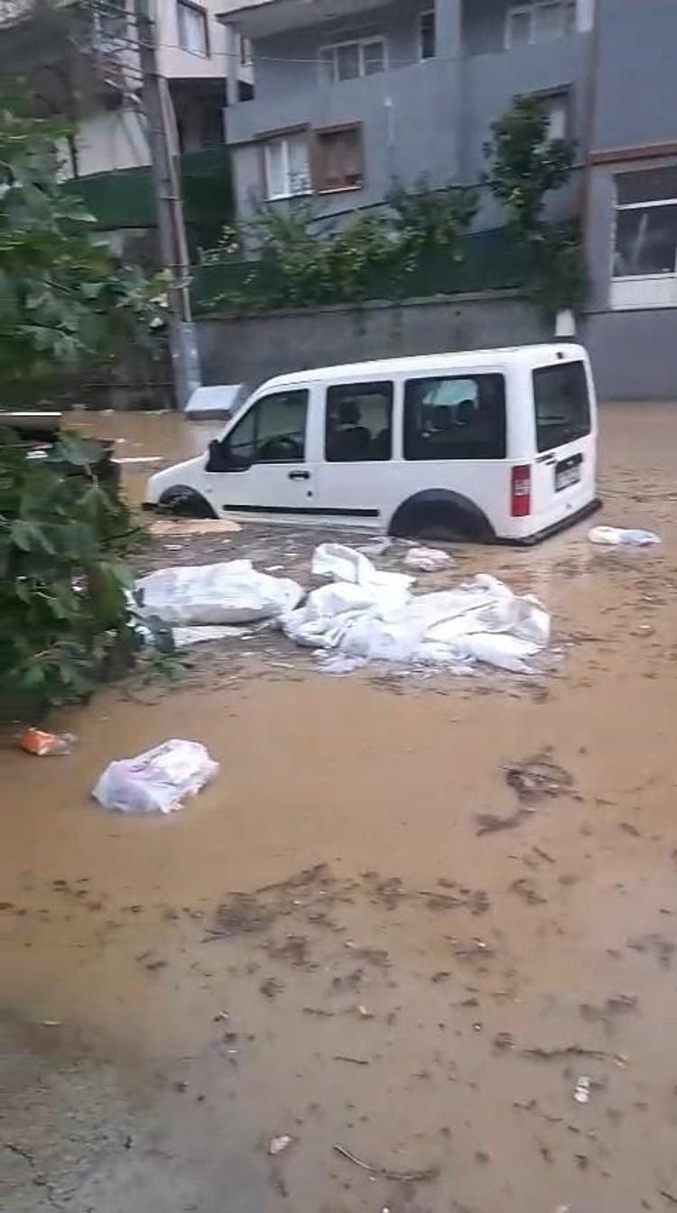 Zonguldak’ta cadde ve sokaklar göle döndü