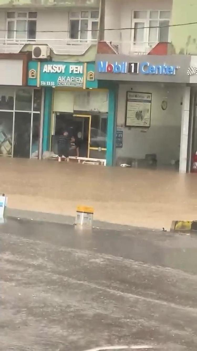 Zonguldak’ta cadde ve sokaklar göle döndü