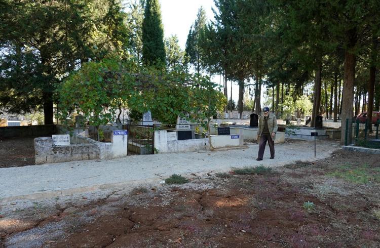 Haftanın 3 günü eşinin mezarını ziyaret edip, ona sevdiği kitapları okuyor