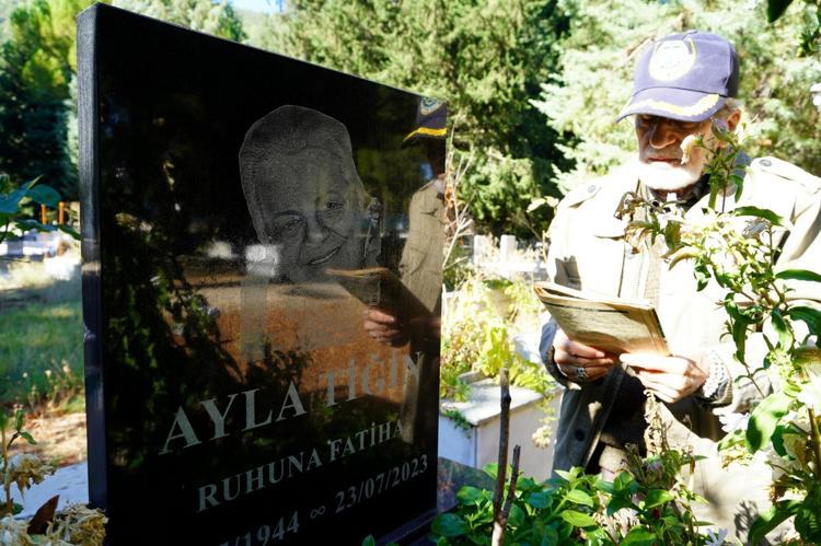 Haftanın 3 günü eşinin mezarını ziyaret edip, ona sevdiği kitapları okuyor