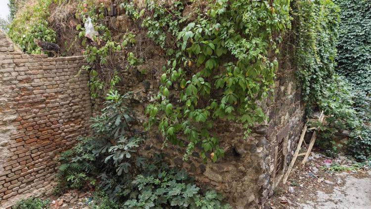 565 yıllık medrese apartmanların arasında zamana direniyor