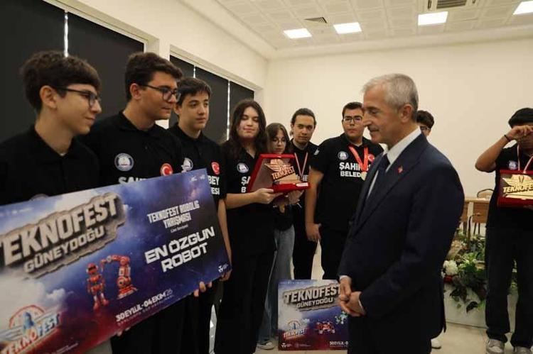 TEKNOFEST şampiyonları yemekte bir araya geldi