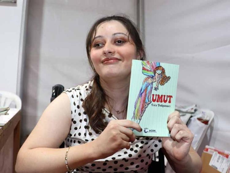 Yürüme engelli Esra, hayat hikayesini kitabı ‘Umut’ta anlattı