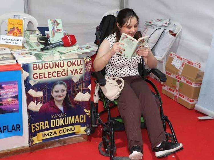 Yürüme engelli Esra, hayat hikayesini kitabı ‘Umut’ta anlattı