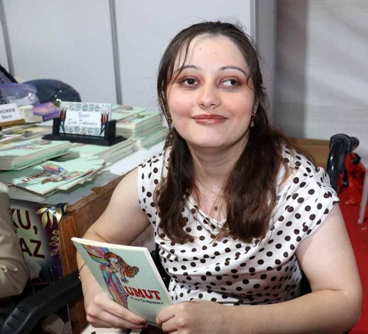 Yürüme engelli Esra, hayat hikayesini kitabı ‘Umut’ta anlattı