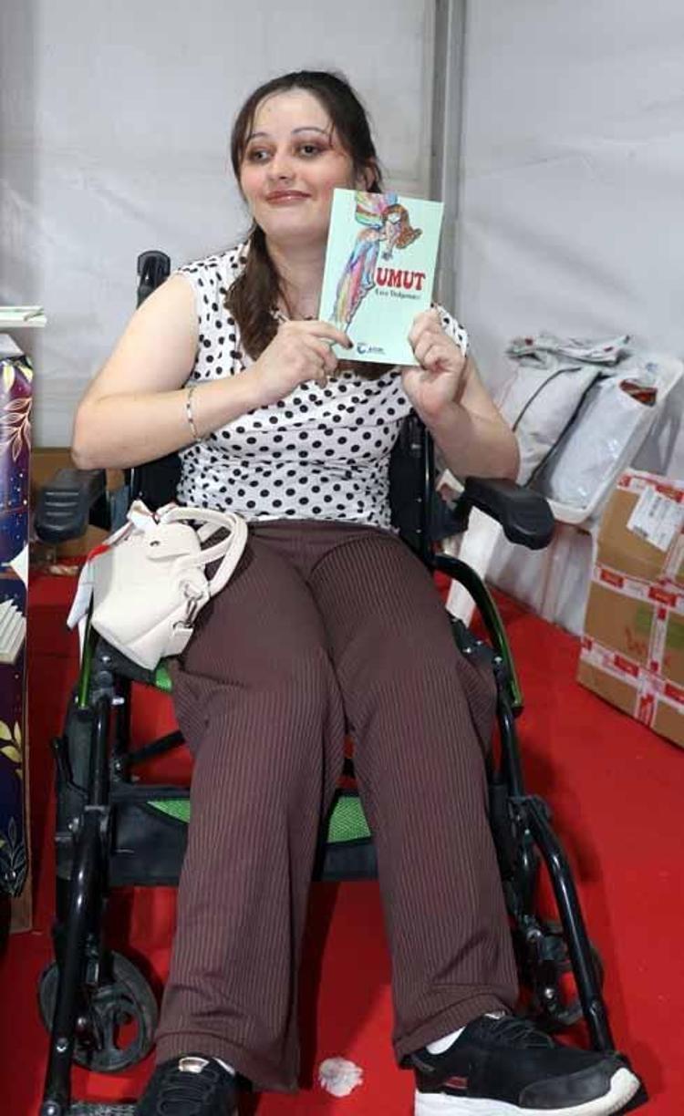 Yürüme engelli Esra, hayat hikayesini kitabı ‘Umut’ta anlattı