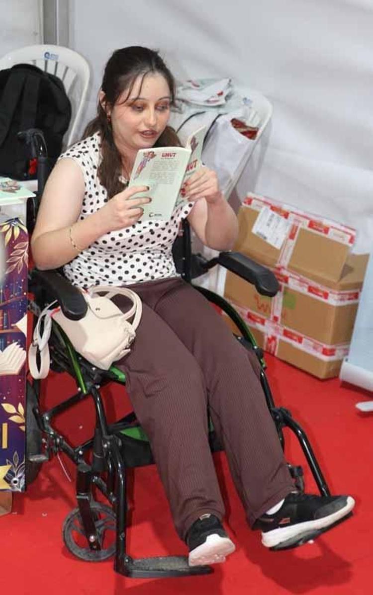 Yürüme engelli Esra, hayat hikayesini kitabı ‘Umut’ta anlattı