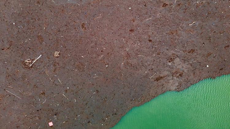 Tunceli'de suların taşıdığı atıklar, baraj gölü kıyısında birikti