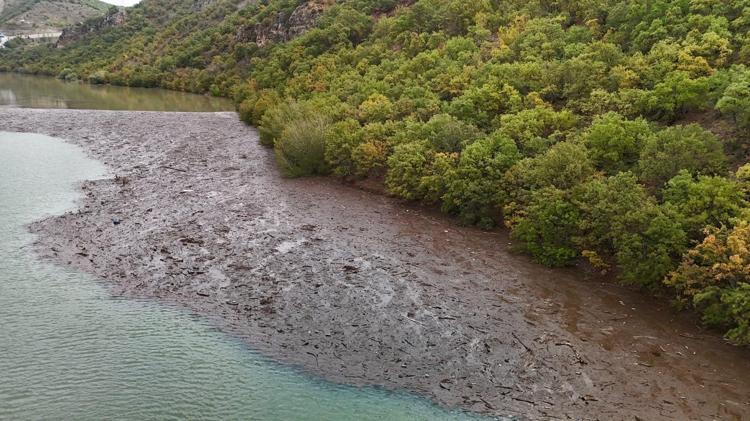 Tunceli'de suların taşıdığı atıklar, baraj gölü kıyısında birikti