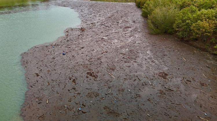 Tunceli'de suların taşıdığı atıklar, baraj gölü kıyısında birikti
