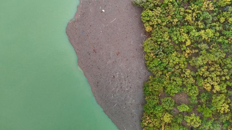 Tunceli'de suların taşıdığı atıklar, baraj gölü kıyısında birikti