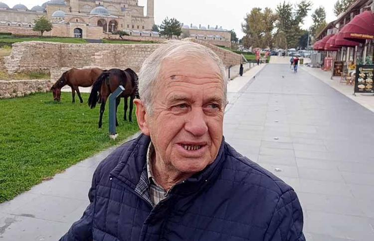 Selimiye Camisi meydanında başıboş 3 at otlarken görüldü