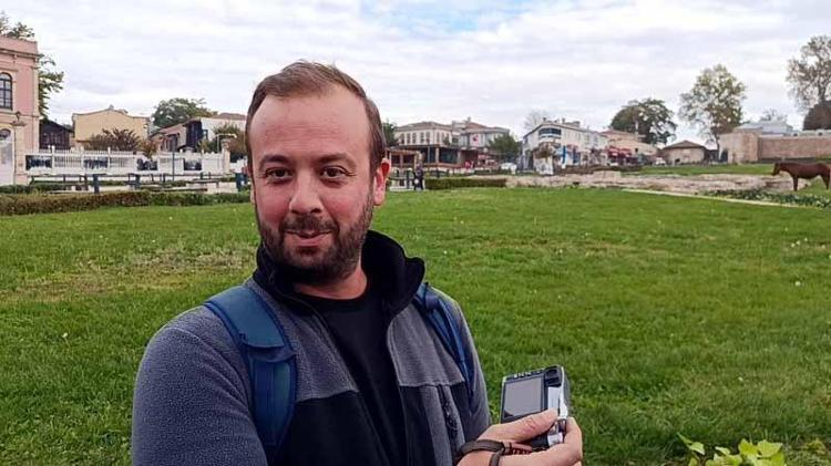 Selimiye Camisi meydanında başıboş 3 at otlarken görüldü