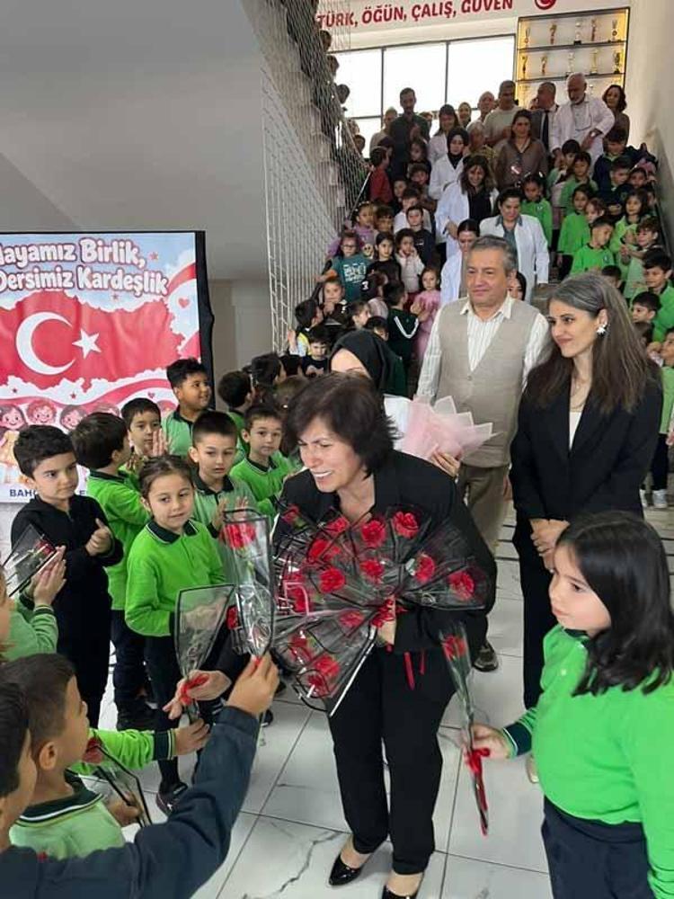 Emekliye ayrılan öğretmene okulunda duygusal veda