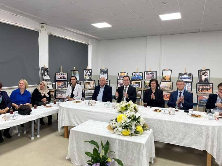 Emekliye ayrılan öğretmene okulunda duygusal veda