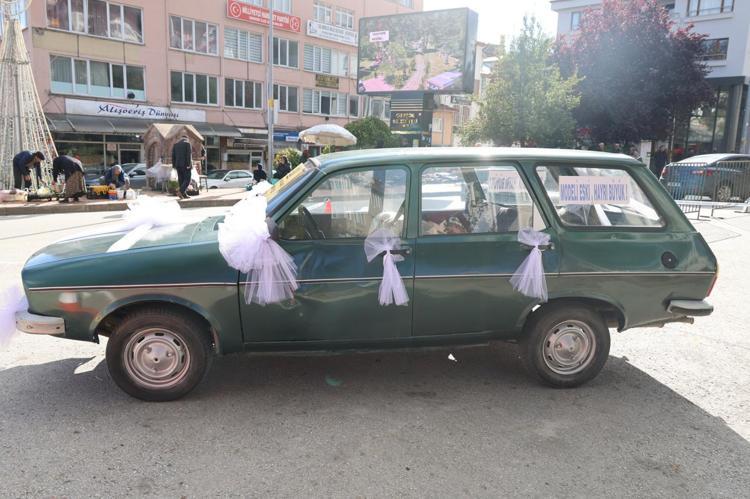 1982 model otomobilini cami inşaatına destek için satışa çıkardı