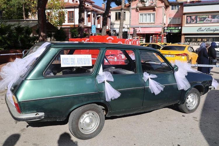 1982 model otomobilini cami inşaatına destek için satışa çıkardı