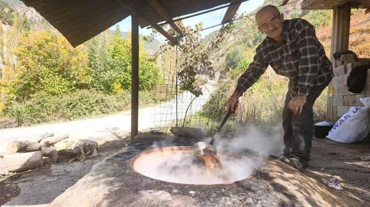 Bitlis'te asırlık pekmez geleneği yaşatılıyor