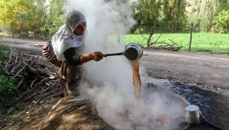 Bitlis'te asırlık pekmez geleneği yaşatılıyor