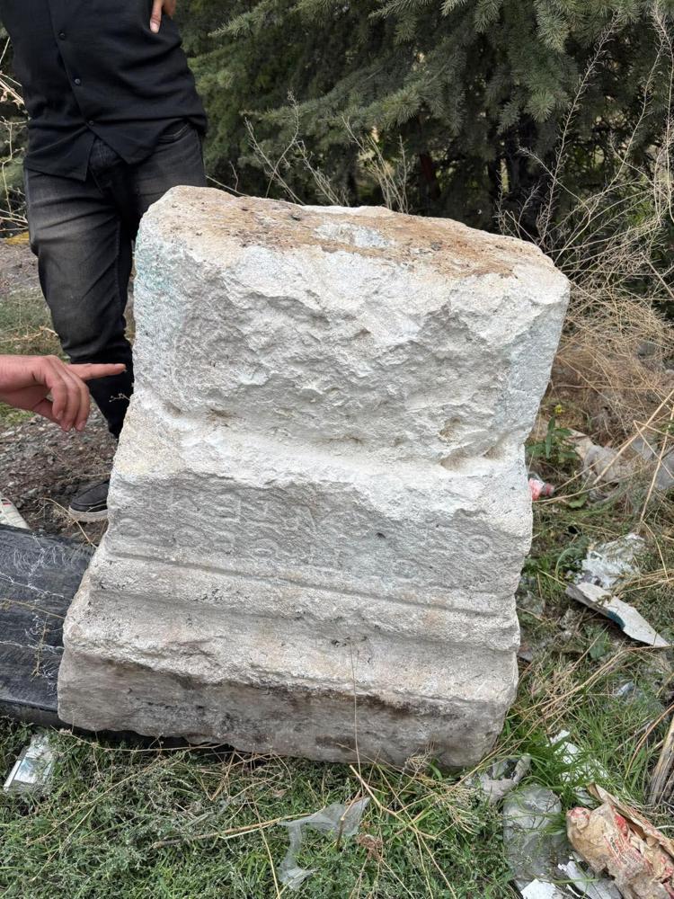 Kepçeyle Roma dönemine ait kaideyi çalan 3 şüpheli yakalandı