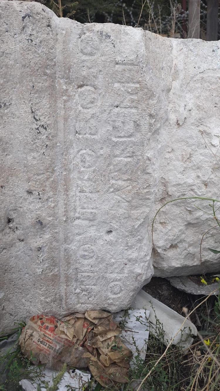 Kepçeyle Roma dönemine ait kaideyi çalan 3 şüpheli yakalandı