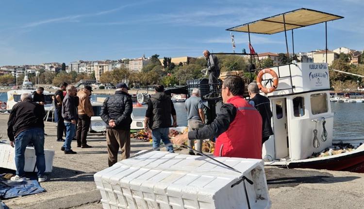 Tekirdağ’da tekneyle denize açılan balıkçılar, 1,5 ton kefal avladı