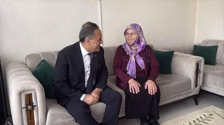 Yalova'da sağanakta tıkanan mazgalı temizleyen kişiyi, Vali Usta ziyaret etti