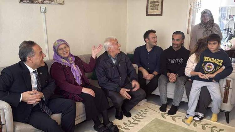 Yalova'da sağanakta tıkanan mazgalı temizleyen kişiyi, Vali Usta ziyaret etti