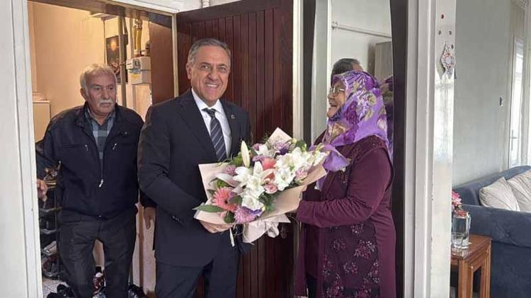 Yalova'da sağanakta tıkanan mazgalı temizleyen kişiyi, Vali Usta ziyaret etti
