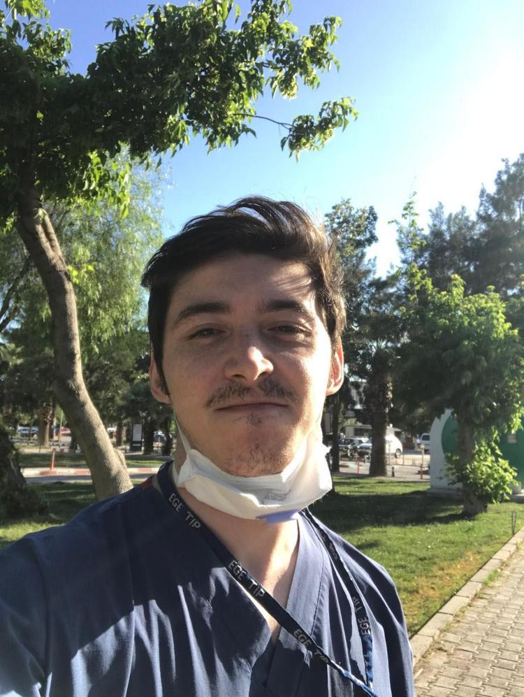 Tutkusu olan müziği seçti, arkadaşlarıyla kurduğu online platformla binlerce kişiye gitar dersi veriyor