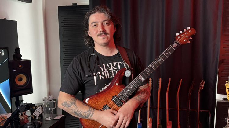 Tutkusu olan müziği seçti, arkadaşlarıyla kurduğu online platformla binlerce kişiye gitar dersi veriyor