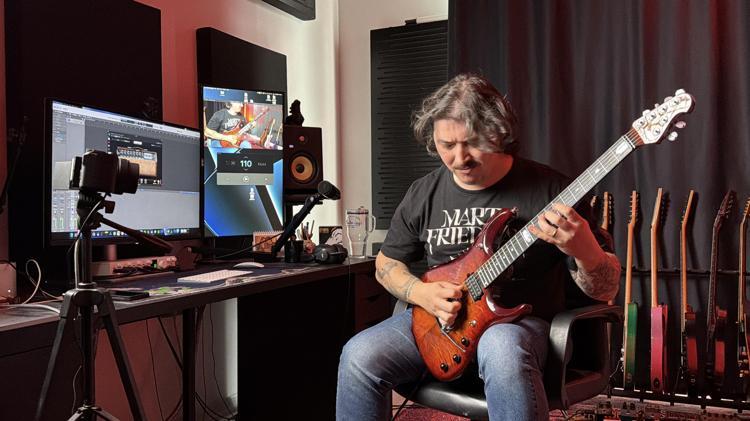 Tutkusu olan müziği seçti, arkadaşlarıyla kurduğu online platformla binlerce kişiye gitar dersi veriyor