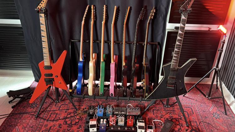 Tutkusu olan müziği seçti, arkadaşlarıyla kurduğu online platformla binlerce kişiye gitar dersi veriyor