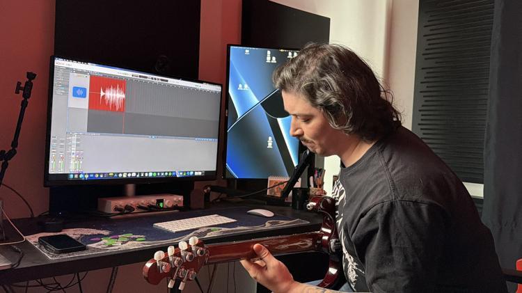 Tutkusu olan müziği seçti, arkadaşlarıyla kurduğu online platformla binlerce kişiye gitar dersi veriyor
