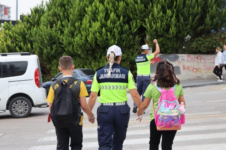 Ankara'da okul çevrelerinde denetim; 19 bin 854 kişi sorgulandı