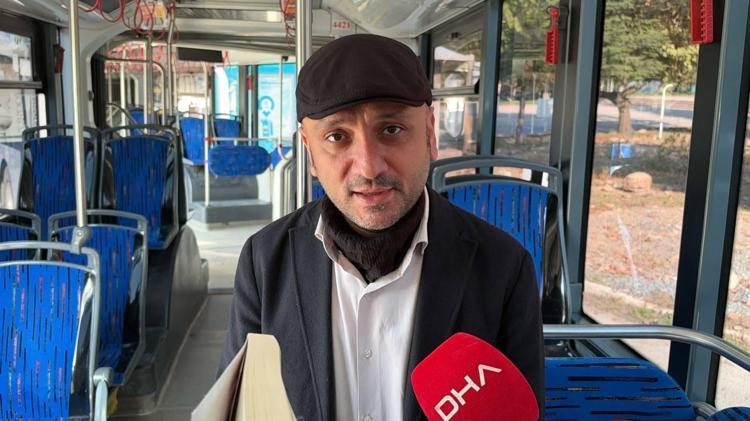 Toplu taşıma aracında yazdığı kitabını trambüste imzaladı