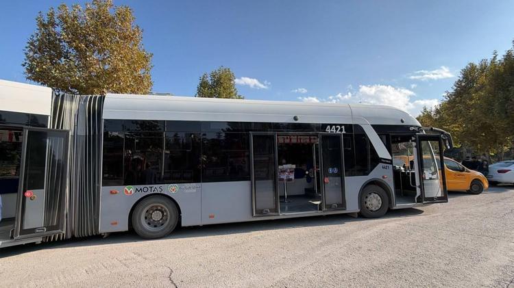 Toplu taşıma aracında yazdığı kitabını trambüste imzaladı