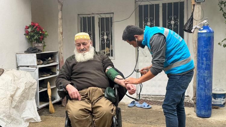 Kazak doktor, Hakkari'de şifa dağıtıyor