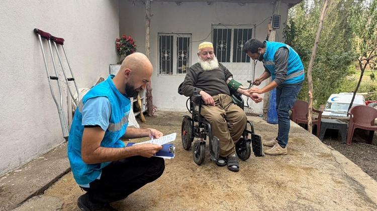 Kazak doktor, Hakkari'de şifa dağıtıyor